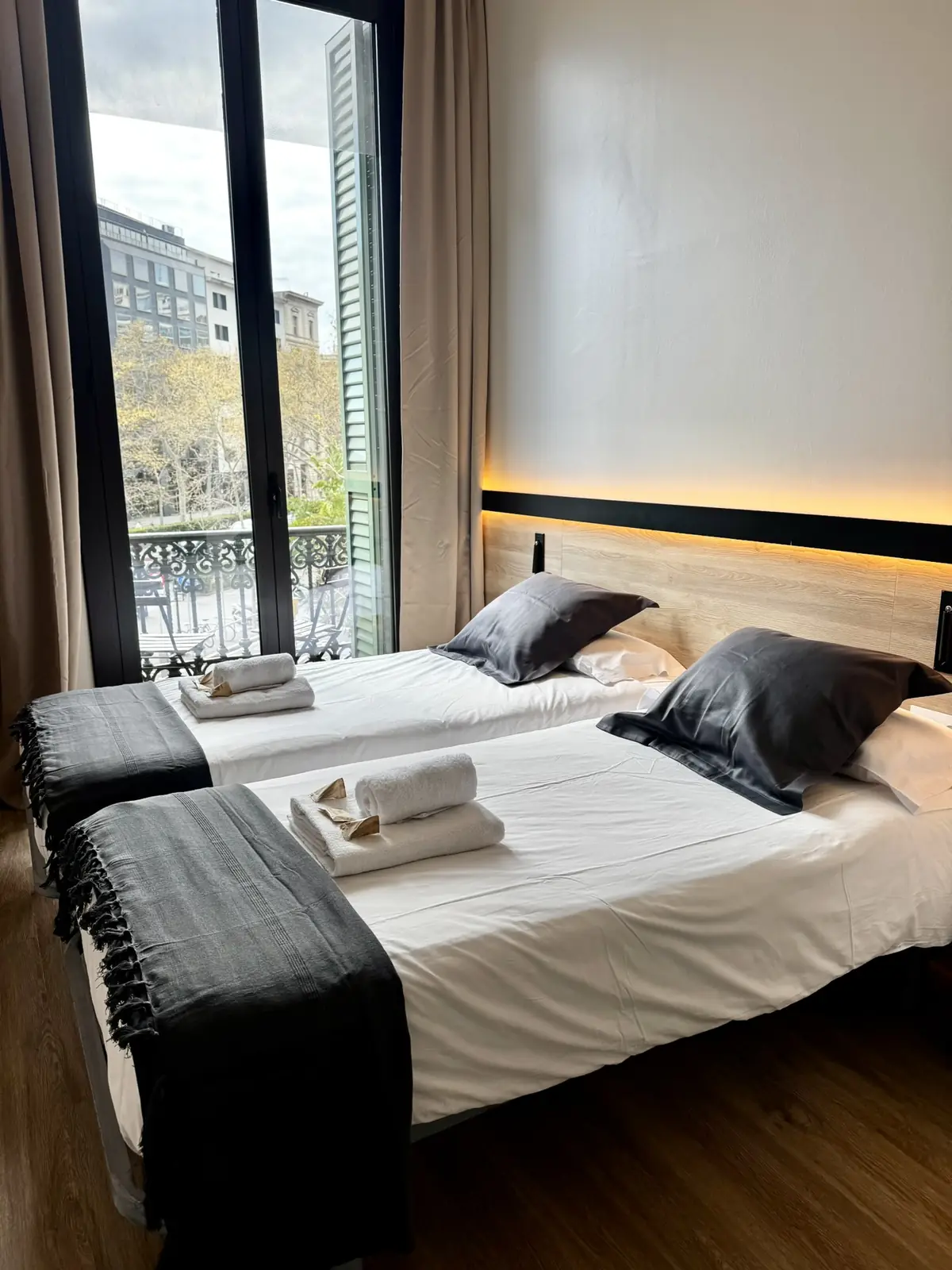 habitacion-twin-terraza-hostal-barcelona-centro-barato
