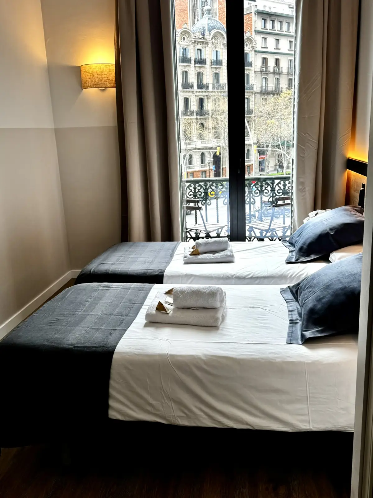 hostal-habitaciones-balcon-terraza-barcelona